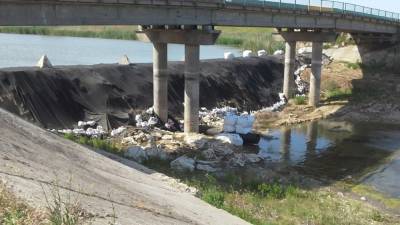 Дамба в Херсонской области разрушается, пропуская днепровскую воду в Северо-Крымский канал - news-front.info - Украина - Крым - Севастополь - Херсонская обл.