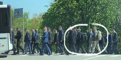 Владимир Зеленский - Зеленского спрятали за 20 телохранителями и снайперами - видео президентского кортежа 11.05.2021 - ТЕЛЕГРАФ - telegraf.com.ua - Киев