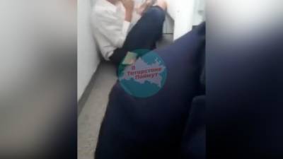 Появилось видео из класса, где дети прятались от напавшего на школу Казани - vesti.ru - респ. Татарстан - Казань