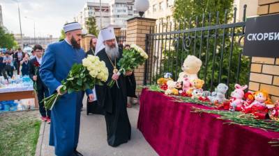 "Нет нации, нет религии": митрополит и муфтий возложили цветы у школы № 175 в Казани - vesti.ru - респ. Татарстан - Казань