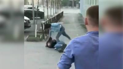 Жестокое избиение девушки у входа в тюменский бар попало на видео - vesti.ru - Тюмень