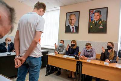 Сергей Шойгу - Шойгу призвал не пускать в армию употреблявших наркотики людей - lenta.ru