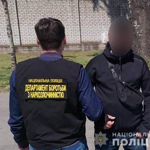 В Запорожье остановили мужчину, у которого было 50 зип-пакетов с наркотиками. Фото - reporter-ua.com - Запорожская обл. - Запорожье