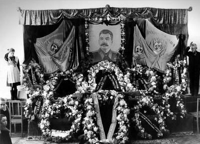 Иосиф Сталин - Никита Хрущев - Почему Сталина побоялись хоронить на Новодевичьем кладбище - russian7.ru