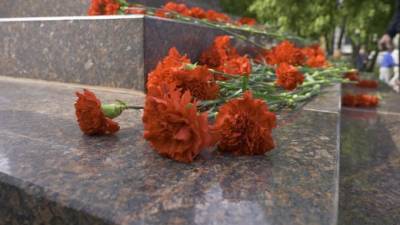Жители Казани несут цветы к школе, где произошла стрельба - piter.tv - респ. Татарстан - Казань