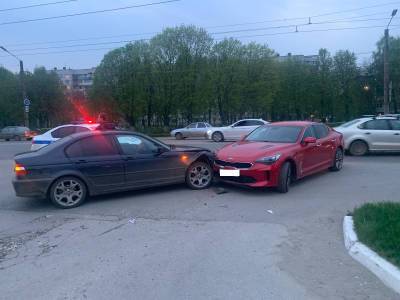 На Московском шоссе в Рязани столкнулись Kia Stinger и BMW - 7info.ru - Рязань