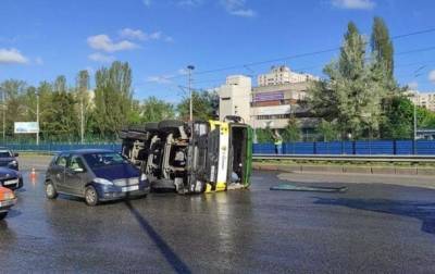 В Киеве перевернулcя бетоновоз - korrespondent.net - Киев
