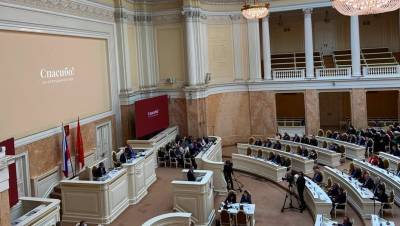 Александр Беглов - В Петербурге на гибридный формат обучения в пандемию перешли 25 тыс. детей - dp.ru - Санкт-Петербург