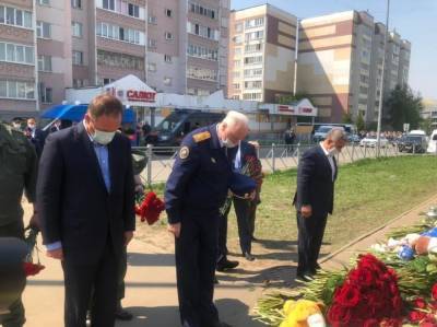 Рустам Минниханов - Александр Бастрыкин - Игорь Комаров - Бастрыкин прилетел в Казань - interfax-russia.ru - респ. Татарстан - Казань - окр.Приволжский