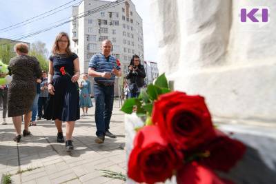 У памятника учителю в Сыктывкаре возник стихийный мемориал жертвам в Казани - komiinform.ru - респ. Татарстан - респ. Коми - Казань - Сыктывкар