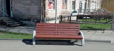 На остановку в центре Петрозаводска вернули скамейки после возмущения горожан - stolicaonego.ru - Петрозаводск - республика Карелия