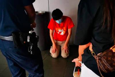 Заглянувший под юбку мужчина встал на колени и взмолился о пощаде - lenta.ru - Куала-Лумпур - Сингапур