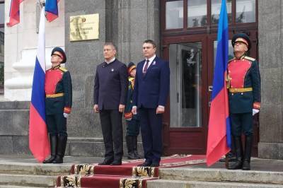 Радий Хабиров - Леонид Пасечник - Глава Башкирии возложил цветы к памятнику «Они отстояли Родину» в Луганске - bash.news - Башкирия - ДНР - ЛНР - Луганск