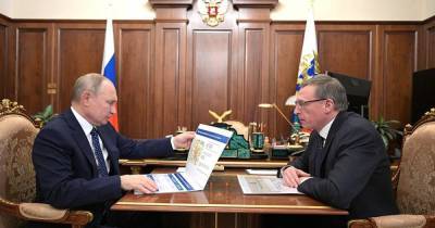 Владимир Путин - Путин обсудил с омским губернатором нацпроекты и ситуацию в регионе - ren.tv - Омск - Омская обл.