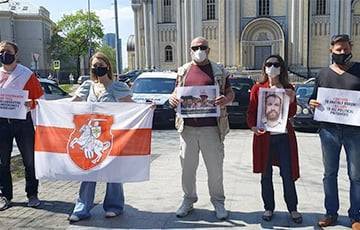 Анатолий Бокун - Белорусы Литвы вышли на акцию в поддержку главы стачкома «Беларуськалия» - charter97.org - Норвегия - Литва - Вильнюс