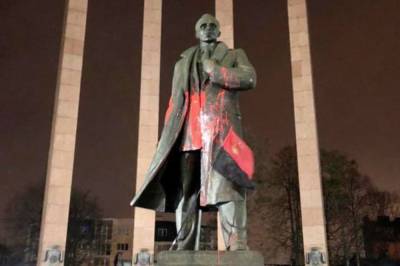 Степан Бандер - Облившему краской памятник Бандере во Львове студенту вынесли 4-летний приговор - sharij.net - Львов - Хмельницкая обл.