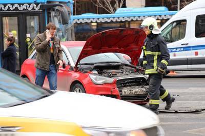 Авария с участием трех автомобилей произошла в Западном округе Москвы - vm.ru - Москва - Московская обл.