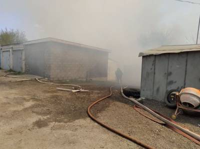 49 человек тушили горящие гаражи на улице Строителей - ulpravda.ru - Ульяновск - Ульяновская - район Железнодорожный, Ульяновск