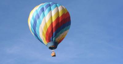 Сногсшибательный прыжок: австралийка нырнула в воду с воздушного шара - tsn.ua - Австралия
