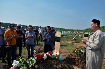Эльвира Игнатьева - Как Казань простилась с погибшими во время массового расстрела в гимназии № 175 детьми и учителями - znak.com - респ. Татарстан - Казань