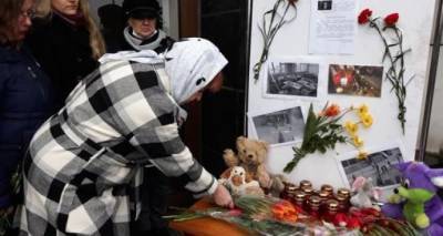 В Алчевске жители организовали стихийный мемориал в память о погибших в Казани. ФОТО - cxid.info - респ. Татарстан - Казань - Алчевск
