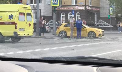 Дорогой Mercedes попал в аварию на улице Салтыкова-Щедрина в Тюмени - nashgorod.ru - Тюмень