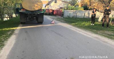 Внезапно выбежал на дорогу: в Ровенской области грузовик сбил 6-летнего мальчика, ребенок в тяжелом состоянии - tsn.ua - Черновицкая обл.