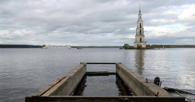 Известную "плавучую" колокольню в Калязине отреставрируют и подсветят - ren.tv - Тверская обл.