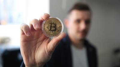 Биткоин упал в цене более чем на 17% - iz.ru