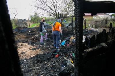 В уральском поселке в приюте погибли 40 зверей. Местные считают, что его поджег сосед - znak.com - Первоуральск