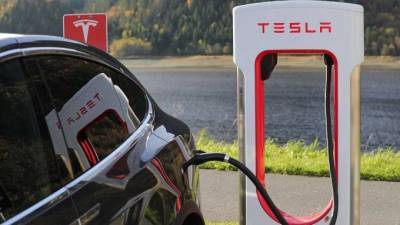 Илон Маск - Tesla приостановила продажи электромобилей за биткоины - piter.tv