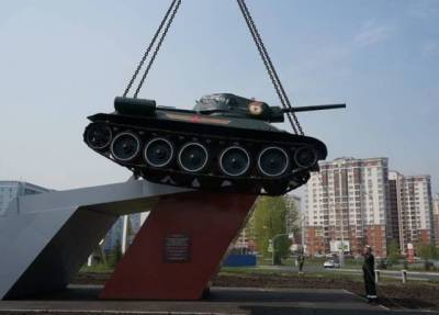 Илья Середюк - Танк Т-34 вернули на постамент около Президентского кадетского училища в Кемерове - gazeta.a42.ru