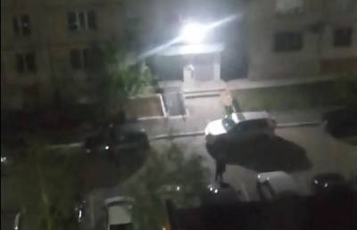 В Тюмени ночью неизвестные устроили стрельбу во дворе жилого дома, один человек пострадал - znak.com - Тюмень
