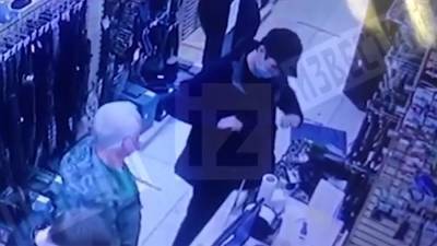 Опубликовано видео покупки оружия устроившим стрельбу в школе Казани - iz.ru - респ. Татарстан - Казань