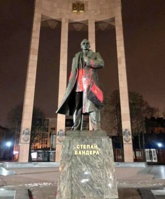 Степан Бандер - Во Львове студент облил краской памятник Бандере за тысячу гривен: как его наказали - narodna-pravda.ua - Львов - Одесса