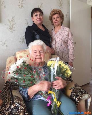 Жительница Долинска Александра Амелина отметила 90-летие - sakhalin.info - Долинск