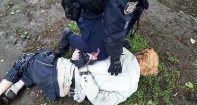 В центре города задержали невменяемого мужчину с большим ножом. Он представлялся гладиатором. ФОТО. ВИДЕО. - cxid.info - Луганская обл. - Лисичанск