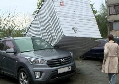 В Рязани на припаркованный автомобиль рухнуло ограждение - ya62.ru - Рязань