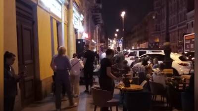 Фото: столики бара на Рубинштейна заняли весь тротуар в ночное время - piter.tv - Санкт-Петербург - Бар