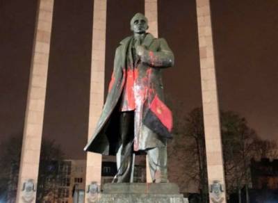 Во Львове облили краской памятник Бандере, суд вынес приговор: "четыре года заключения и..." - politeka.net - Львов