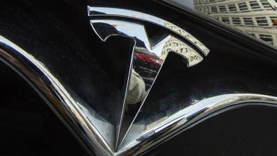 Полиция США остановила Tesla без водителя за рулем - iz.ru