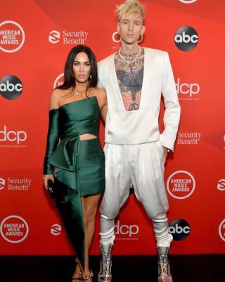 Эллен Дедженерес - Рэпер Machine Gun Kelly об украшении с кровью Меган Фокс: «Она дала мне свою ДНК» - actualnews.org - Болгария