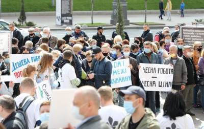 Под Киевсоветом митингуют транспортники: требуют повысить проезд до 25 грн - korrespondent.net - Киев