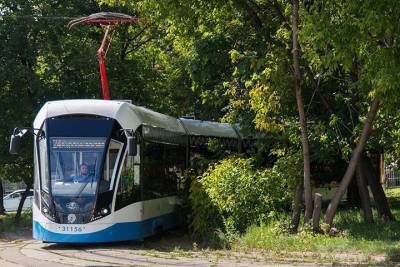 Трамвай сошел с рельсов на севере Москвы - vm.ru - Москва