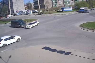 Микроавтобус в Петрозаводске вылетел на красный и снёс легковушку - karel.mk.ru - Петрозаводск - республика Карелия
