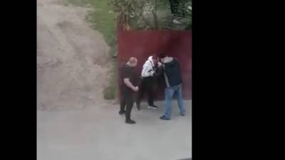 На глазах у полицейского: в Ельце избили человека у здания администрации - vesti.ru - Липецк