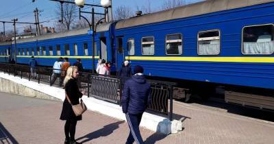 Александр Шевченко - Сломан стол, выбито окно: пассажир поезда в Трускавец разгромил купе (фото) - focus.ua - Киев