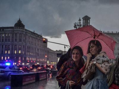 «Желтый» уровень погодной опасности объявили в Москве из-за грозы и ветра - vm.ru - Москва - Московская обл.