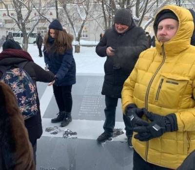 Алексей Навальный - Прокуратура возобновила проверку по жалобе об осквернении мемориала на акции за Навального - znak.com - Челябинская обл. - Челябинск