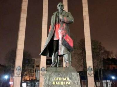 Один раскололся: Студент, обливший Бандеру краской, пошел на... - politnavigator.net - Украина - Львов